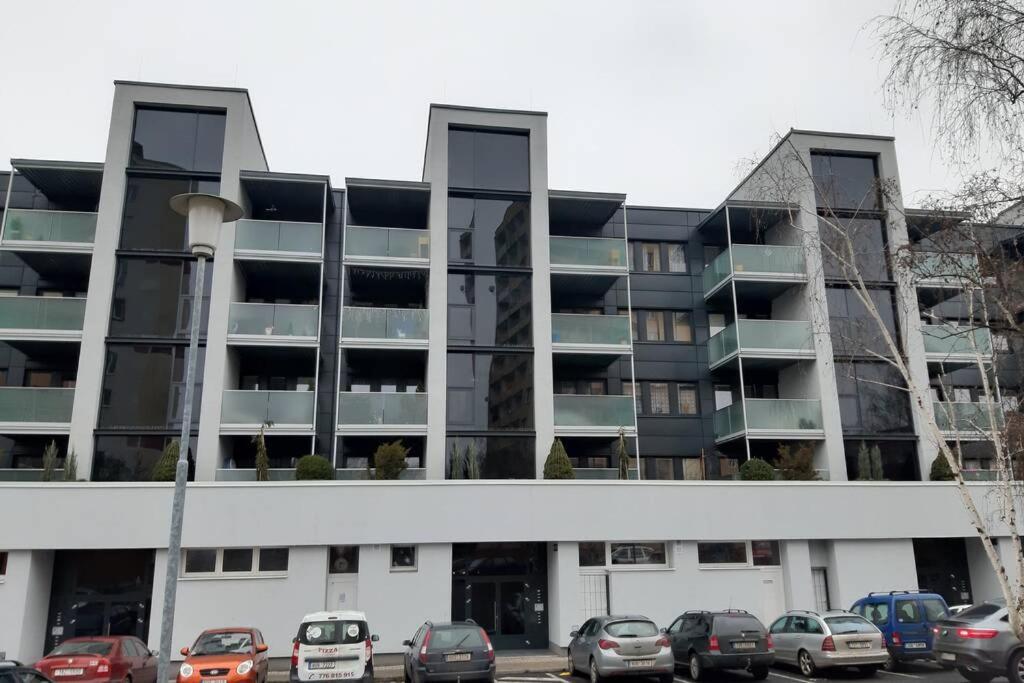 Prague Apartment In Most Near Golf Club, Aqua-Hipo-Autodrom In モスト エクステリア 写真